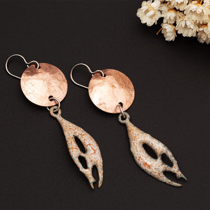 Handmade copper and enamel earrings with organic shape and hammered disc in sandy beige and cloudy gray.