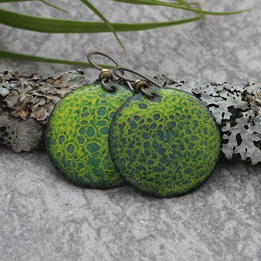 Green enamel disc earrings with organic pattern and niobium ear wires